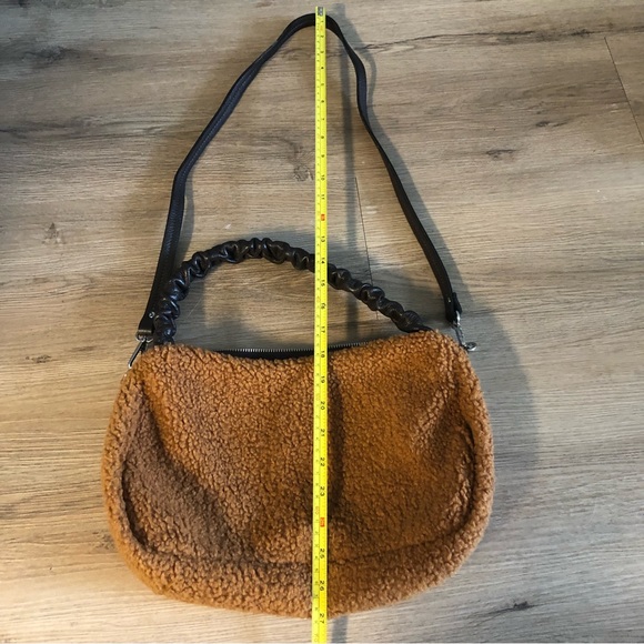 Teddy cross body bag. - Picture 7 of 7